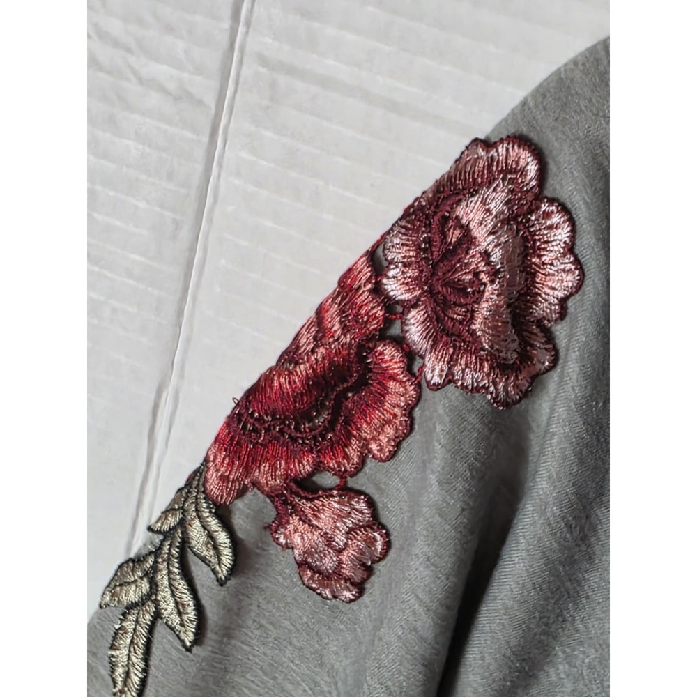 West Kei Gray Floral Embroidered Raglan Crewneck Pullover Sweatshirt M TU37035 - Picture 5 of 10